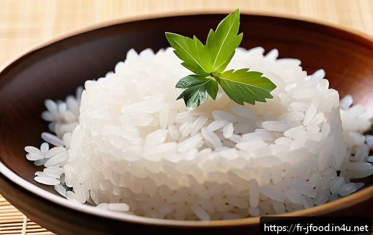 스시용 밥 짓는 법 - A close-up, highly detailed image of a bowl of freshly cooked Japanese short-grain sushi rice, showi...